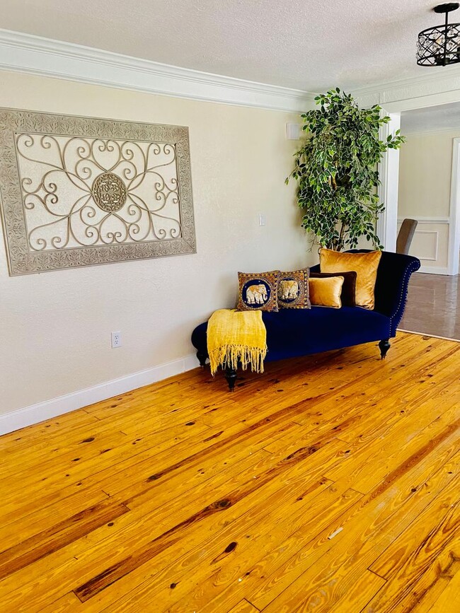 Building Photo - SPACIOUS HOME ON ACREAGE