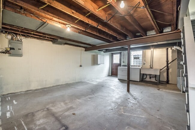 Building Photo - AVAILABLE SEPT 1ST! UPDATED 2-bedroom townhouse in Overbrook!