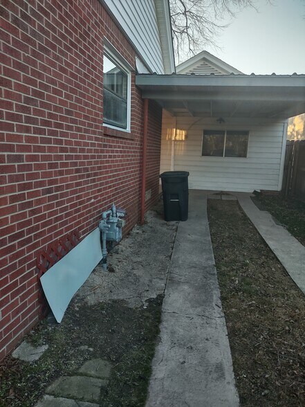 Building Photo - 308 N Trinity St