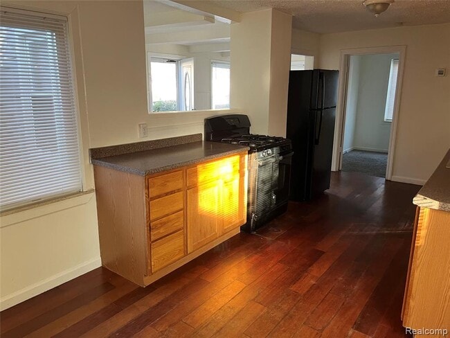 Building Photo - 5868 N Linville St