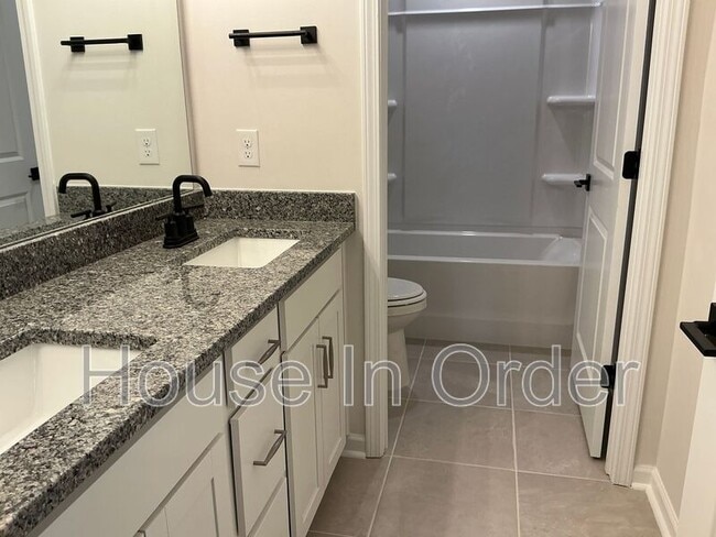 Building Photo - 41 Silverthorne Ct