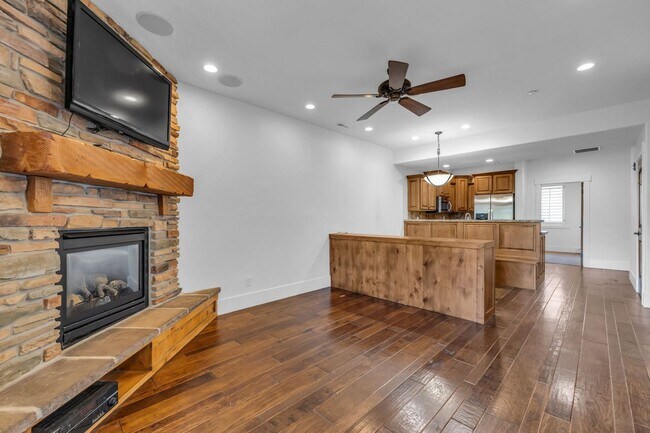 Building Photo - Parks Edge Townhome - BEST PRICE -$2700 pe...