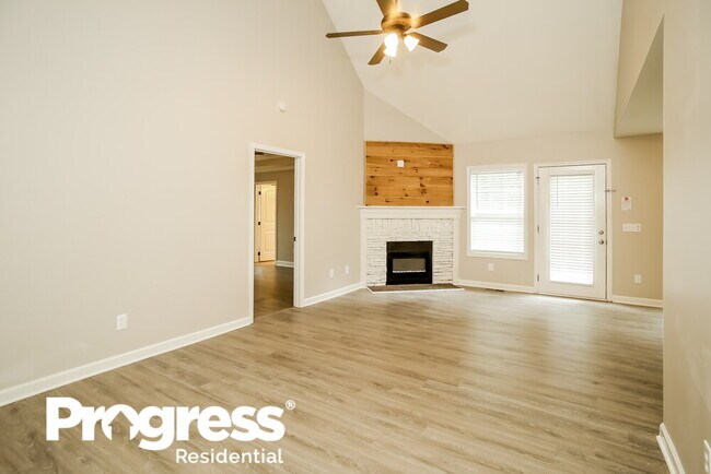 Building Photo - 305 Talon Dr SE