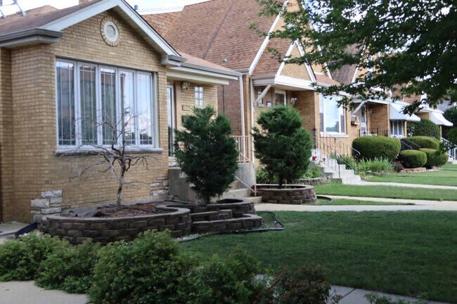 Building Photo - 6431 S Kenneth Ave