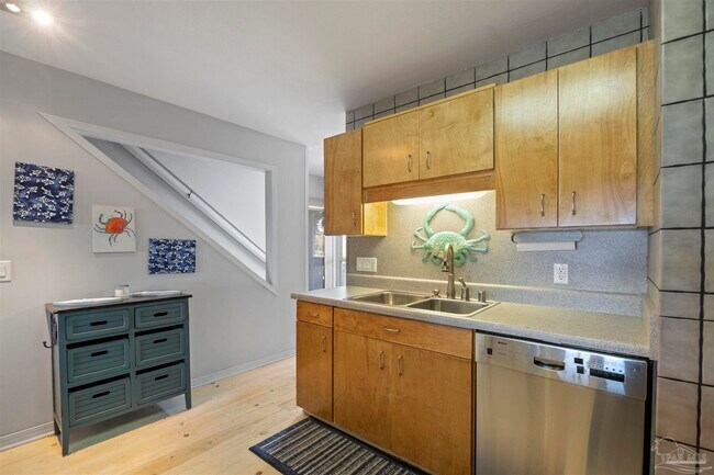 Building Photo - 14180 River Rd