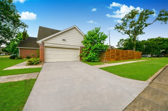 Building Photo - 15719 Baytree Dr