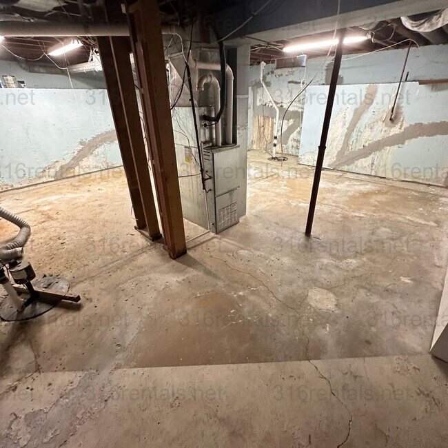 Building Photo - $1200 – 3 Bed + Bonus Room, 1 Bath | Singl...
