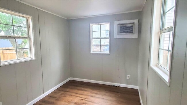 Building Photo - 16705 Meadowcroft St