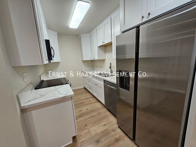 Building Photo - Lovely  Renovated 1 Bedroom Apartment in P...