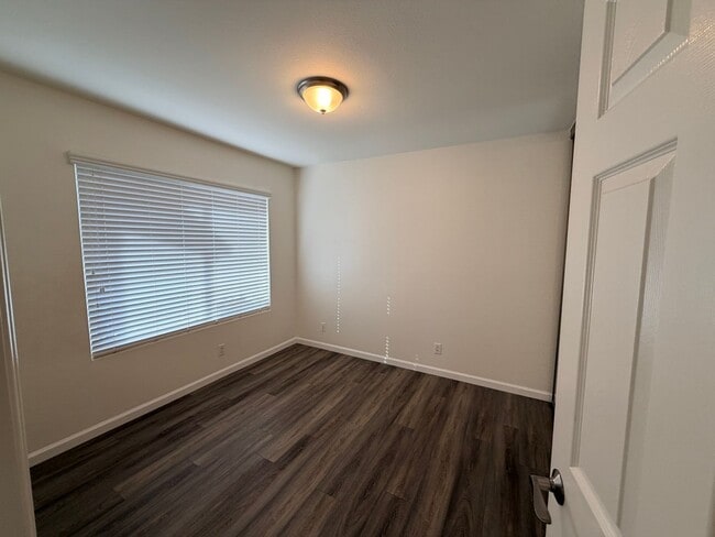 Building Photo - Amazing views in a great one story Mission Oaks home - Camarillo