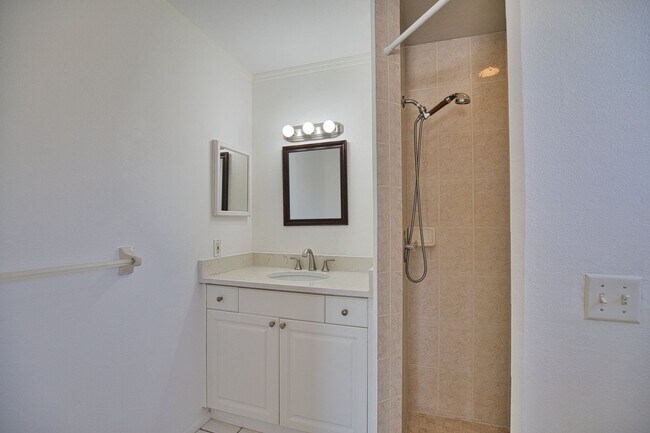 Building Photo - Annual Unfurnished 2 Bedrooms 2 Bathrooms Pool Home Located in South Venice!