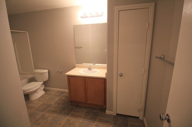 Building Photo - Fantastic 3bed/2.5 bath in Southwest ready for immediate move-in! Make the Move for Less: $500 Of...