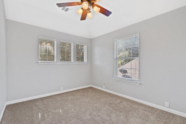 Building Photo - 10724 Thoroughbred Dr