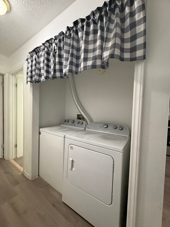 Building Photo - 2 Bedrooms House, Rockingham County