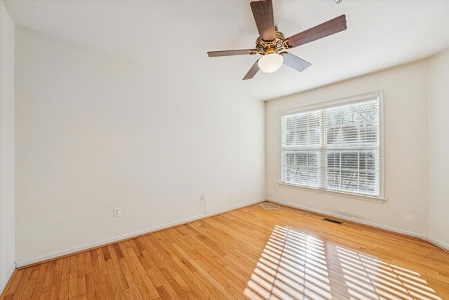 Building Photo - Avaible now, 3B/2.5B Townhome in Whiteland Woods!