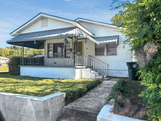 Building Photo - 1601 1st St S