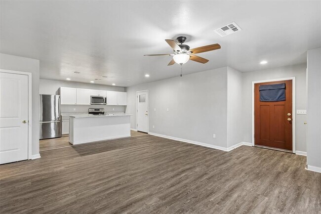 Building Photo - 401 Debra Ct