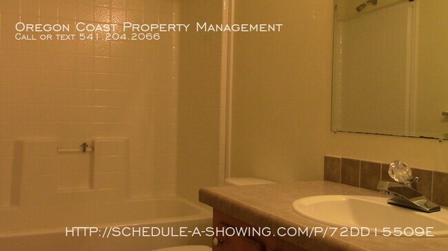 Building Photo - Gorgeous View 3 Bedroom House