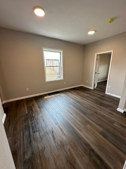 Building Photo - 1366 3rd Ave