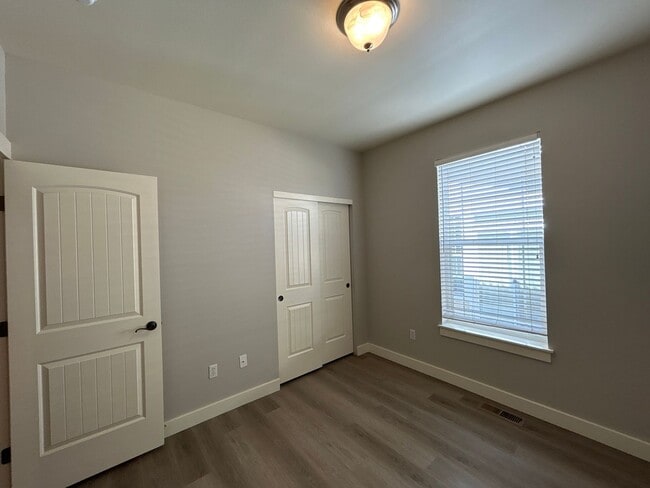 Building Photo - 1039 NE Watt Way