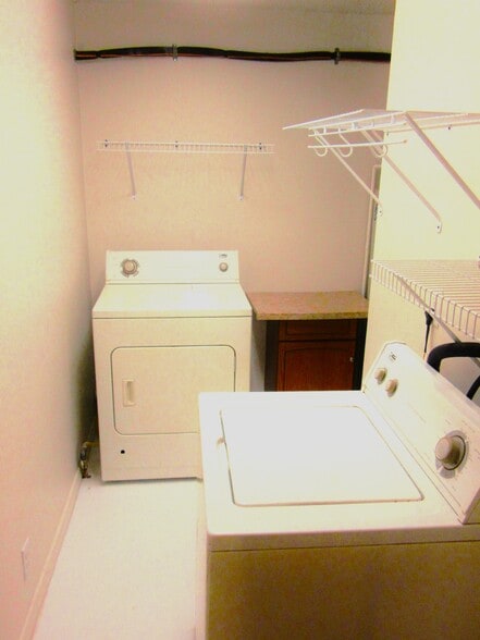 Building Photo - 406 W Maple St