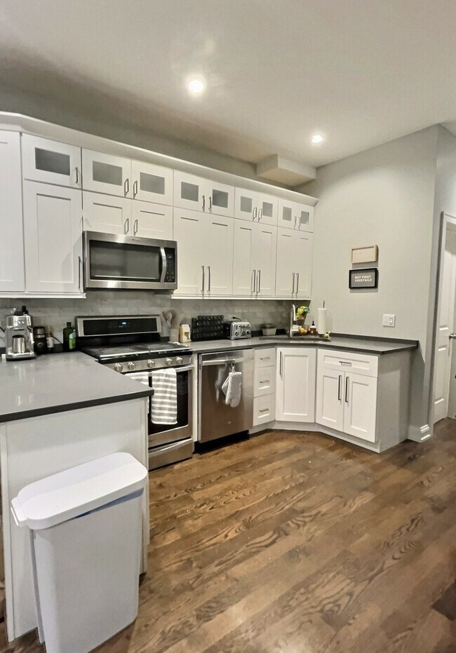 Building Photo - 2538 N Southport Ave