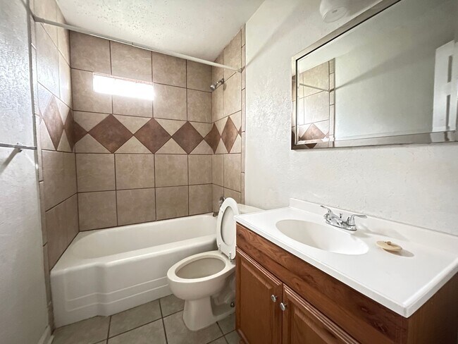 Building Photo - 812-812 Estelle Ave