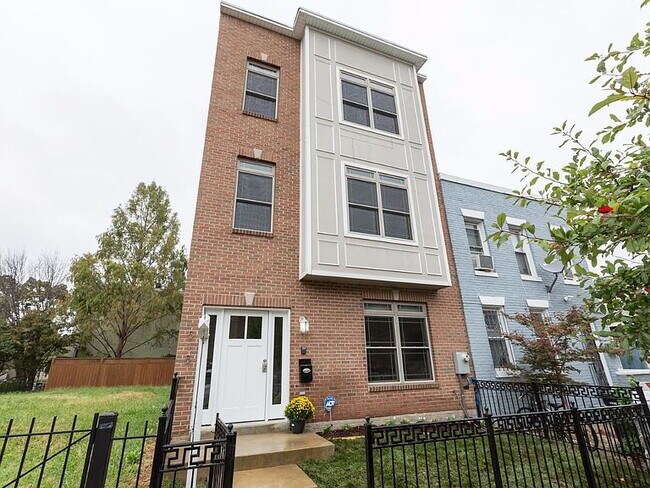 Building Photo - "Spacious Urban Living: Luxurious 4-Bed, 4-Bath Duplex in the Heart of Washington, DC!"