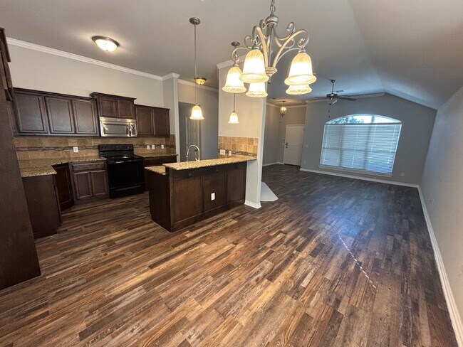 Building Photo - FIRST MONTH FREE! Great Location!