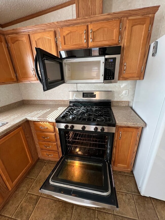 Building Photo - 3 Bedroom 2 Bath Modular Home with Many Amenities & Storage Shed