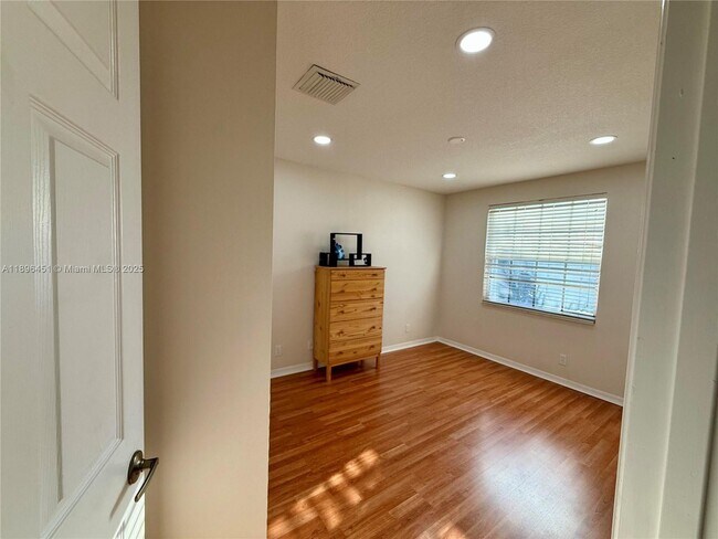Building Photo - 1115 NW 132nd Ave