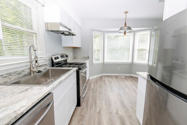 Building Photo - Spacious and conveniently located 3-bedroom, 2.5-bath duplex in Southwest Raleigh!