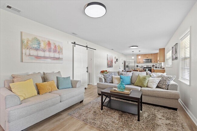 Building Photo - 2425 Bruce Ln