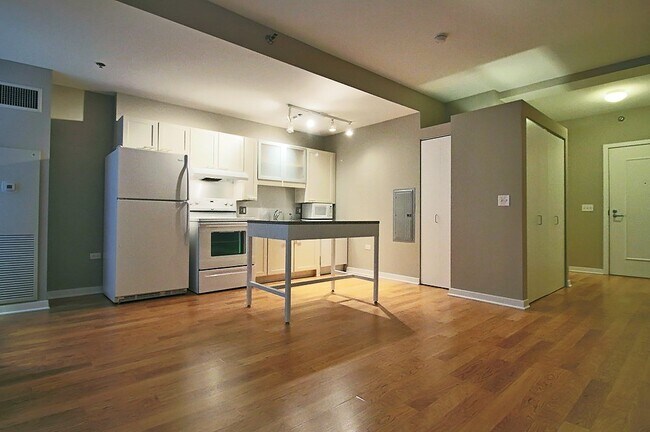 Building Photo - 209 W Randolph St
