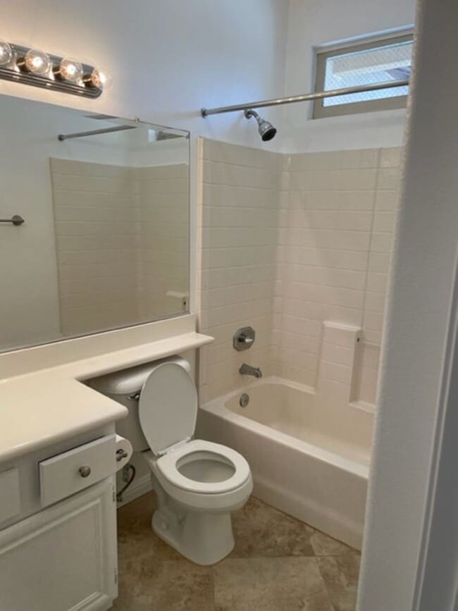 Building Photo - 2 Bedroom in Beautiful Tustin Golf Community