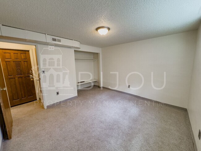 Building Photo - 3306 W Platte Ave