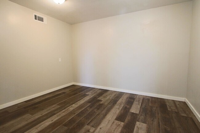 Building Photo - Updated Classic - Mid Century 4/2 2600 sf. All one level.