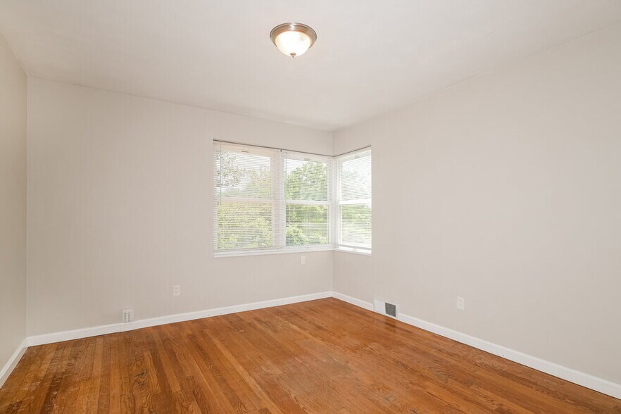 Building Photo - 605 Plantmore Dr