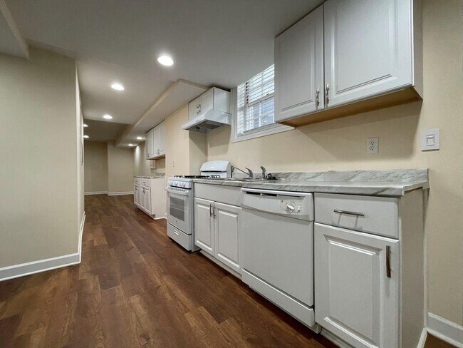 Building Photo - 2106 Pawnee Dr SE