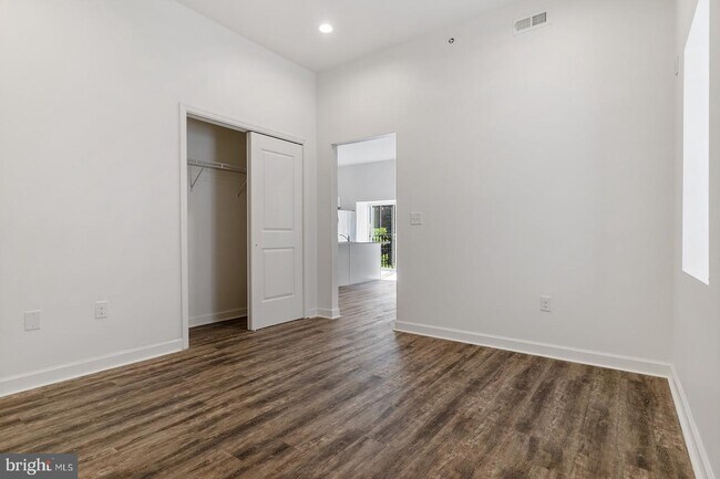 Building Photo - 980 N Marshall St