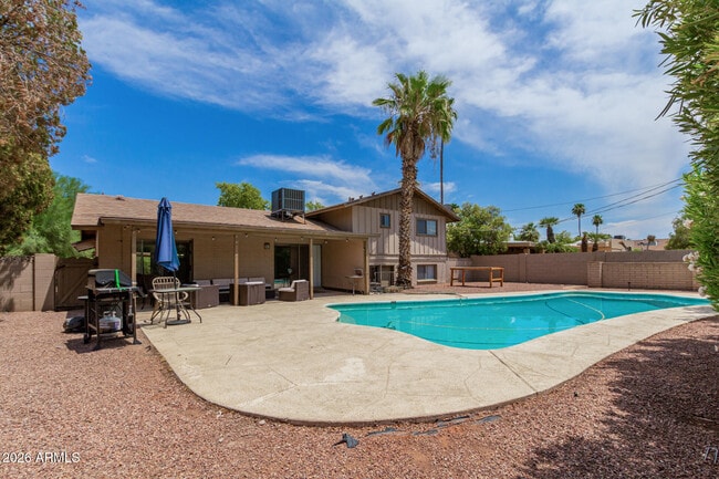 Building Photo - 3418 S Oak St