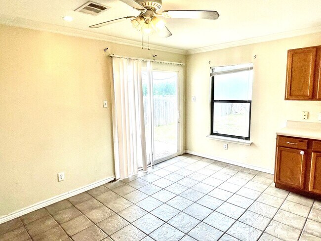 Building Photo - House in SE Austin Near Airport and Tesla!