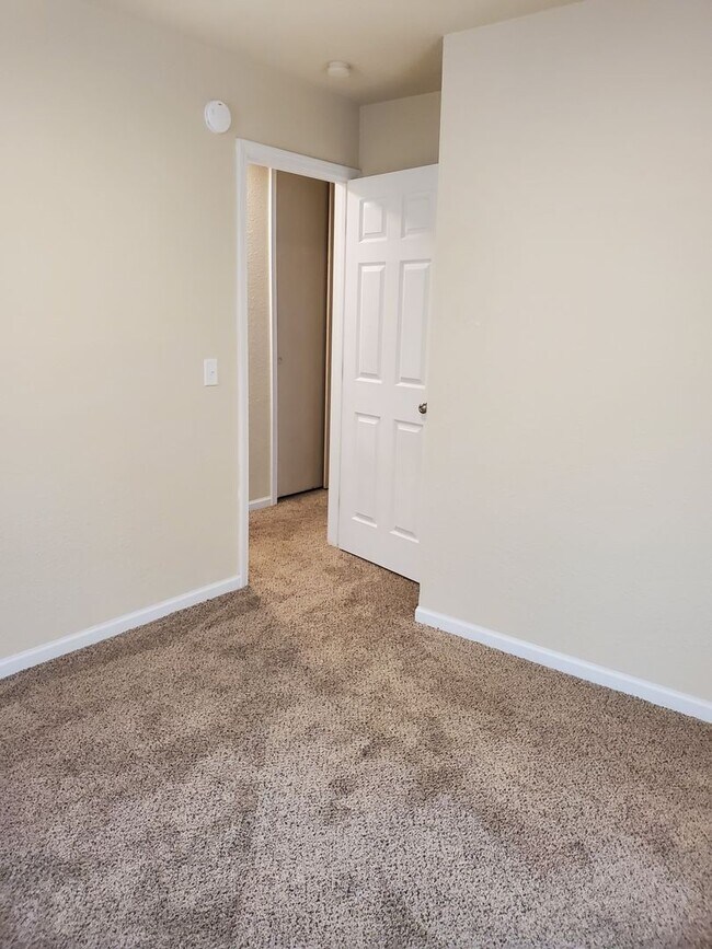 Building Photo - Charming 3 bed / 1 bath home in the Robbin...