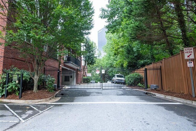 Building Photo - 3275 Lenox Rd NE