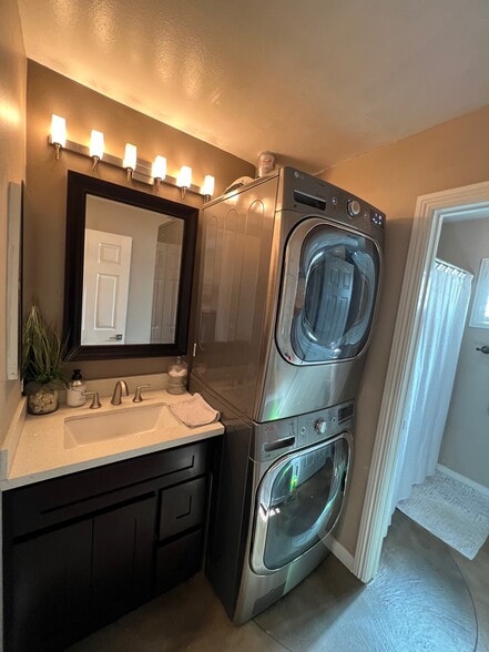 Guest bath - 333 Newport Ave