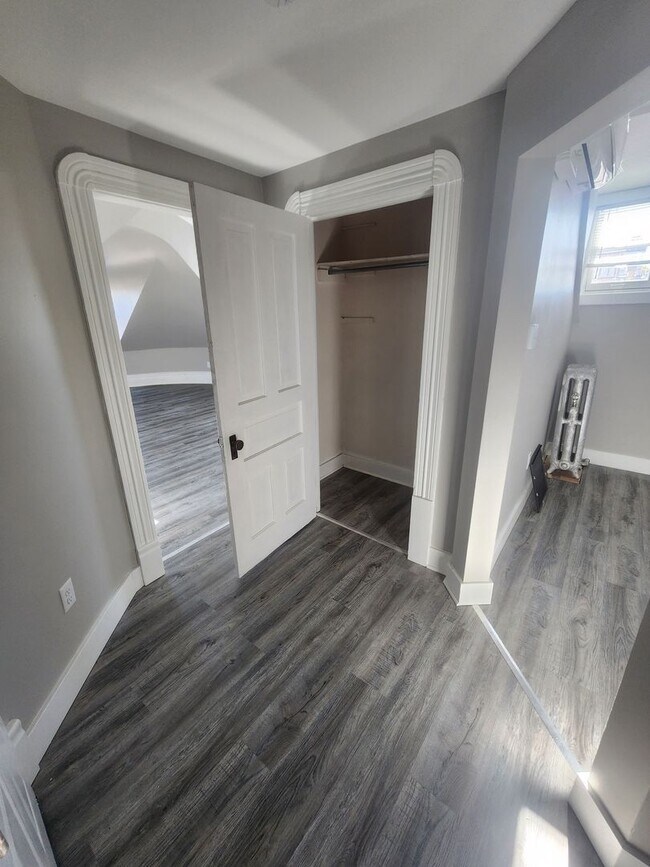 Building Photo - Large 1BR Unit - Freshly Remodeled