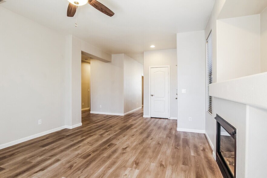 Building Photo - 6601 W Lawrence Ln