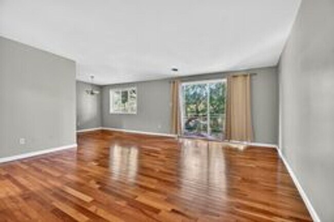 Building Photo - Fabulous 2BR/1BA Top Floor Condo in Grosve...