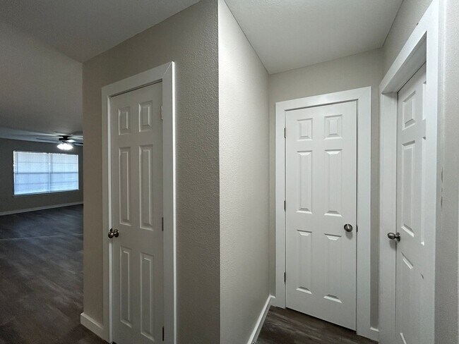 Building Photo - Duplex with Garage - Minutes from Downtown Rogers