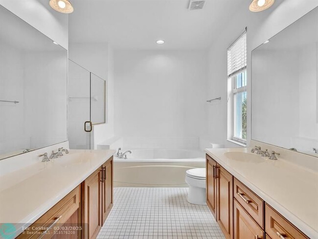 Building Photo - 563 NW 35th Pl